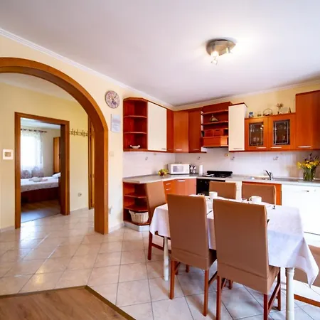 Lägenhet In With Balcony, Air Conditioning, Wifi, Washing Machine