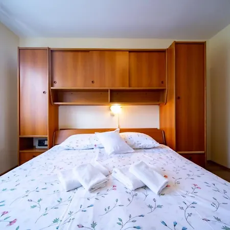 Lägenhet In With Balcony, Air Conditioning, Wifi, Washing Machine Lopar