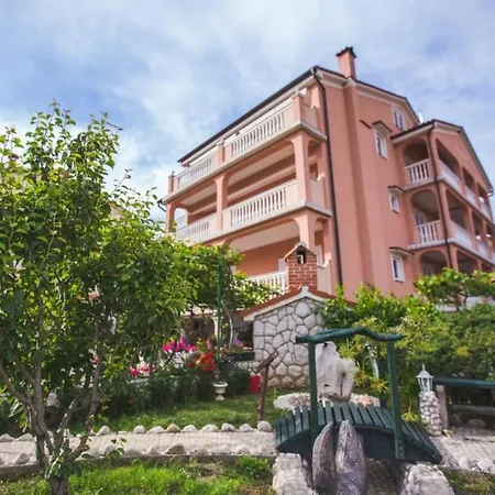 In With Balcony, Air Conditioning, Wifi, Washing Machine