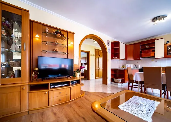 In With Balcony, Air Conditioning, Wifi, Washing Machine