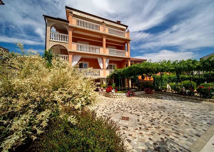 In With Balcony, Air Conditioning, Wifi, Washing Machine
