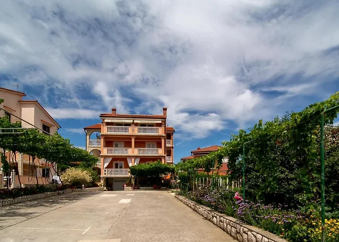 In With Balcony, Air Conditioning, Wifi, Washing Machine *