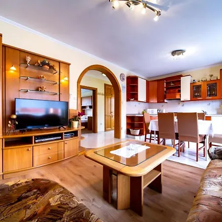 In With Balcony, Air Conditioning, Wifi, Washing Machine Lopar