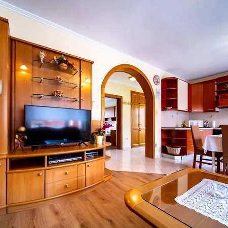 In With Balcony, Air Conditioning, Wifi, Washing Machine