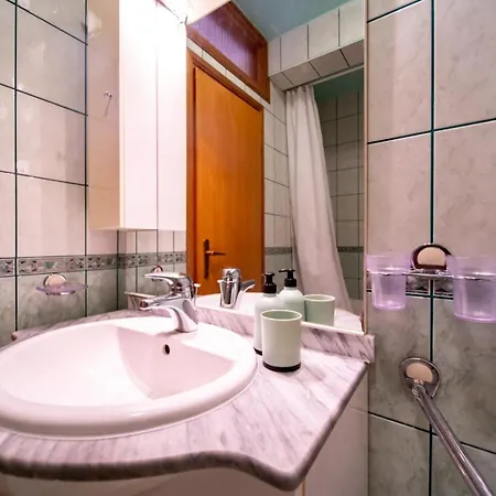 In With Balcony, Air Conditioning, Wifi, Washing Machine Apartment