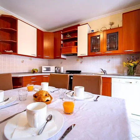 In With Balcony, Air Conditioning, Wifi, Washing Machine Lopar