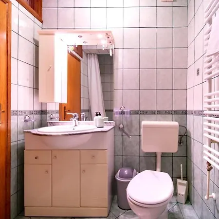 In With Balcony, Air Conditioning, Wifi, Washing Machine Lejlighed