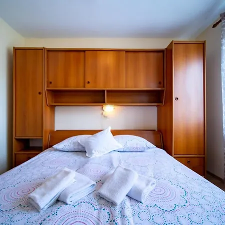 In With Balcony, Air Conditioning, Wifi, Washing Machine