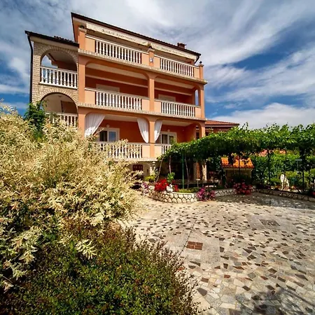 In With Balcony, Air Conditioning, Wifi, Washing Machine