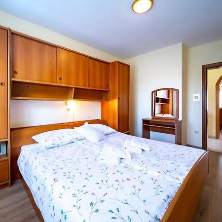 In With Balcony, Air Conditioning, Wifi, Washing Machine