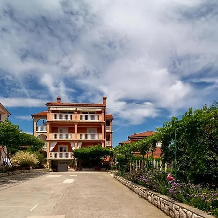 In With Balcony, Air Conditioning, Wifi, Washing Machine *