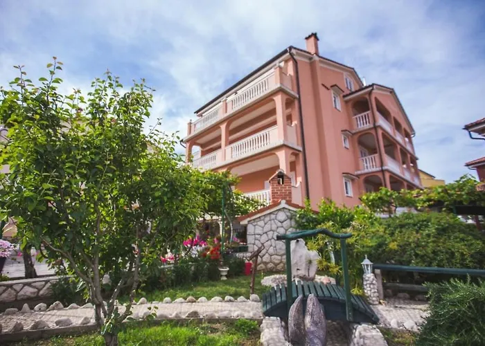 In With Balcony, Air Conditioning, Wifi, Washing Machine